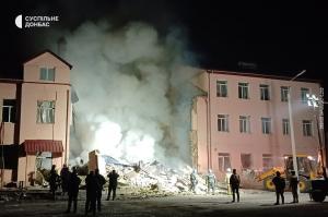 Ruşii au bombardat Kramatorsk și Sloviansk. Oameni prinşi sub dărâmături, după ce mai multe rachete au lovit o şcoală şi clădiri rezidenţiale