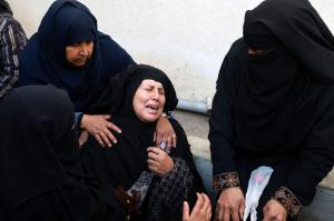 Gemenii născuţi şi morţi în timpul războiului din Gaza. Mama, sfâşiată de durere la înmormântare: "Dormeam, nu împuşcam şi nu ne luptam. Care este vina lor?"