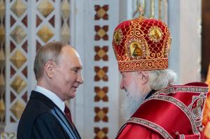 Vladimir Putin a participat la slujba de Înviere şi s-a închinat, în timp ce dronele ruseşti loveau Ucraina
