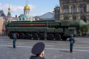 VIDEO Paradă nucleară de Ziua Victoriei. 9.000 de soldaţi, cu sisteme de rachete Iskander şi Yars, au defilat la Moscova