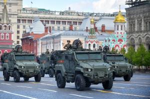 VIDEO Paradă nucleară de Ziua Victoriei. 9.000 de soldaţi, cu sisteme de rachete Iskander şi Yars, au defilat la Moscova