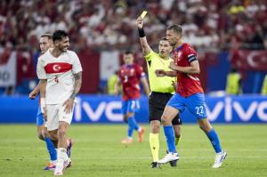 Arbitrul român Istvan Kovacs a acordat cele mai multe cartonaşe din istoria EURO, la meciul tensionat dintre Turcia şi Cehia