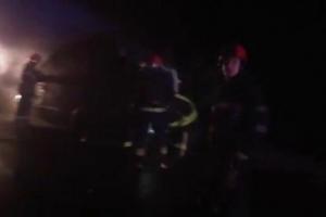 O ambulanţă a luat foc în mers, în timp ce transporta o pacientă la spitalul din Vaslui (VIDEO)