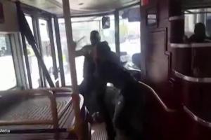Imagini şocante: Un pasager dintr-un autobuz s-a LUPTAT cu un bărbat înarmat cu un cuţit VIDEO