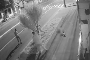 Imagini cu atacul de la Galaţi, în care un bărbat a fost ucis în plină stradă (Video)