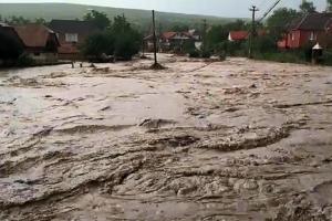 Imagini cu puhoiul de apă care a devastat două localităţi din Bistriţa (Video)