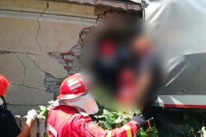 Un camionagiu a murit, după ce a lovit o maşină staţionată, apoi a parcat în sufrageria unei localnice din Brădeşti (Video)