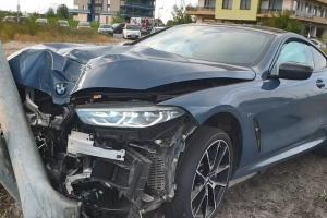 BMW de 100.000 de euro distrus și abandonat, în Mamaia. Șoferul a fugit cu numerele mașinii (video)