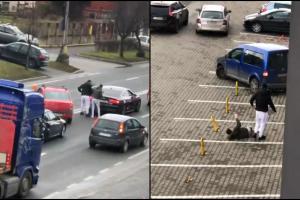 Bătaie cu pumnii şi picioarele în trafic pe o stradă din Cluj