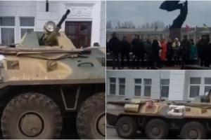 Moment emoţionat: Locuitorii din Berdeansk cântă imnul național în fața trupelor ruse de ocupație