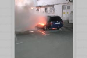 Mașină făcută scrum într-o parcare din Râmnicu Vâlcea. Trecătorii au alertat pompierii