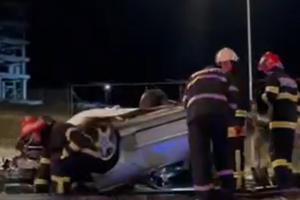 Un şofer din Tulcea a intrat în plin într-un sens giratoriu. După ce s-a răsturnat, a ieşit singur din maşină şi a fugit