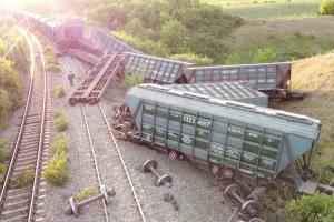 Un marfar din Ucraina a deraiat pe o cale ferată, recent reabilitată, din Iaşi. 7 stâlpi de electricitate au fost puşi la pământ