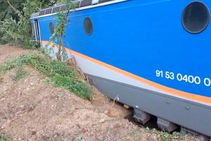 Trafic feroviar paralizat, după ce un tren a deraiat în Mehedinţi. Marfarul era încărcat cu azotat