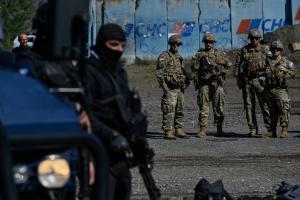 Tensiune maximă la graniţa dintre Serbia şi Kosovo: focuri de armă şi sirene de antiaeriană. Forţele NATO, din care fac parte şi militari români, pregătite să intervină