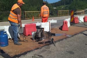 Drumarii au cârpit cu o bucată de tablă gaura apărută în podul de la Poiana Teiului, în Neamț