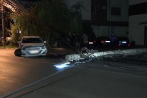 Accident în București. Un șofer a pierdut controlul volanului și a doborât doi stâlpi. Bărbatul, obligat să plătească pagubele provocate