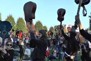 Peste 300 de chitarişti din toată ţara au venit la Cluj pentru a cânta piese folk. "Pune mâna pe chitară", a fost proiectul educațional din spatele concertului