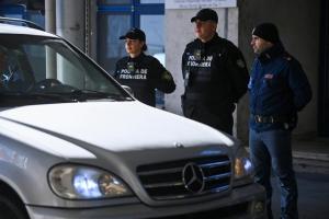 Cazul unei fetiţe de 7 ani, oprită la graniţa României, într-o maşină cu număr de Austria. Doi sârbi, un croat şi bona româncă voiau să o scoată din ţară