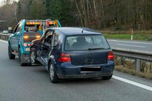 Un român de 14 ani a făcut prăpăd în Austria: a furat maşina unei poliţiste şi a rănit cinci persoane, a atacat un polițist şi a distrus trei mașini