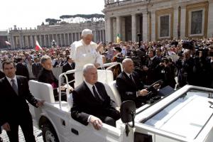 Papa Benedict al XVI-lea, primul Suveran Pontif care va fi înmormântat de succesorul său. Viața și controversele primului papă care a demisionat în ultimele 6 secole