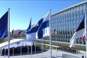 Momentul istoric în care steagul Finlandei a fost ridicat la sediul NATO de la Bruxelles pentru prima dată. VIDEO