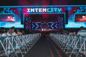 IntenCity 2023. Cei care iubesc muzica s-au bucurat în prima seară de festival de cele mai în vogă melodii din anii '80 şi '90