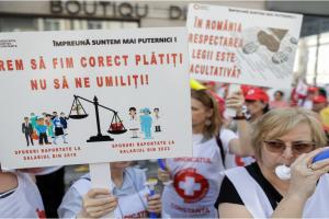Protest masiv al angajaților Caselor de Asigurări de Sănătate din toată țara: Au întrerupt programul de la 10:00. Cer salarii mai mari