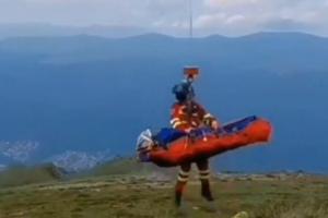 Val de accidente pe munte. Un bărbat a căzut într-o râpă în masivul Piatra Mare, iar trei turişti au rămas blocaţi pe Valea Caraimanului