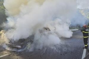 O maşină a luat foc în mers, pe DN 6, în Caraş Severin. Şoferul a încercat să stingă singur flăcările, dar s-a ales cu arsuri