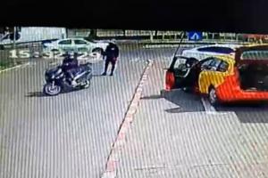 S-au băgat cu scuterul în maşina unei femei şi i-au furat 50.000 de euro într-o clipă de neatenţie. Jaf ca în filme, dat de doi bărbaţi în Capitală