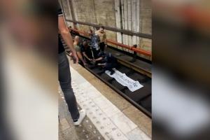 "Opriţi păcănelele!". Un bărbat s-a legat cu cătuşe de şinele de metrou, la Piaţa Unirii