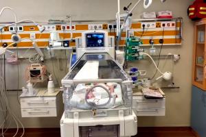 Bebeluş de doar 10 zile, născut cu o malformaţie care îi afecta inima şi creierul, operat de medicii din Târgu Mureş. Cum se simte micuţul