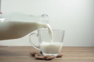 Cât de periculos este laptele pentru organism. Mituri şi realităţi despre cea mai populară băutură