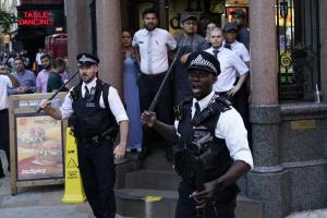 Oxford Street, invadată de poliţişti după un mesaj apărut pe reţelele sociale. Au fost arestaţi nouă adolescenţi