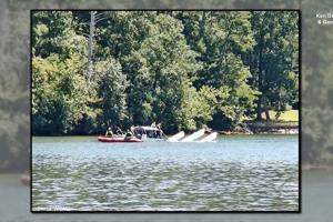 Doi morţi, după ce un avion de mici dimensiuni s-a prăbuşit într-un lac din SUA. A lovit o linie de înaltă tensiune