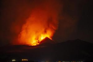 Vulcanul Etna a erupt din nou. Este una dintre cele mai mari erupţii din ultimii ani
