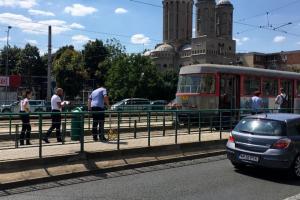 O femeie a murit după ce a ajuns sub roţile unui tramvai, în Arad. A rămas prinsă între uşi şi târâtă sub garnitură mai multe minute