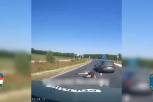 Scene ireale pe o autostradă din Ungaria. Un şofer român a sărit de la volan, din mers, când a văzut Poliţia. Avea 12 migranţi sirieni în Audi