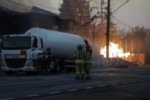 Filmul complet al intervenţiei pompierilor la explozia din Crevedia: "Prima explozie a produs 8 victime. Primul apel la 112 a spus că arde o casă"