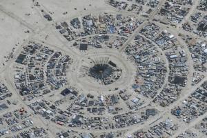 Un bărbat a murit în timpul ploilor care au blocat festivalul Burning Man. Participanții nu au mai putut pleca din cauza vremii extreme