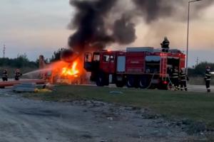 Un utilaj pentru asfaltare a izbucnit în flăcări, în parcarea unui centru comercial de lângă Timişoara. Terifiaţi, localnicii au sunat la 112
