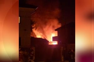 Incendiu puternic într-un cartier de la marginea Sibiului. Oamenii, nevoiţi să doarmă în stradă după ce casele le-au luat foc