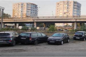 Cum a "reuşit" un şofer de 18 ani din Bacău să lovească 6 maşini în lanţ. O manevră necugetată l-a lăsat pieton 90 de zile