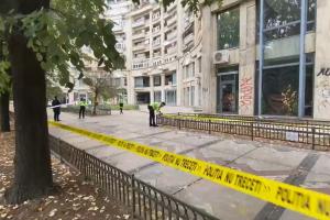 O femeie s-a prăbușit de la etajul 5 al unui bloc, în Bucureşti, şi a căzut peste o altă femeie care mergea pe trotuar