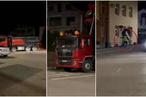 "L-au supărat cu ceva". Șoferul unei basculante, filmat noaptea cum răstoarnă balast în fața unei primării din Suceava