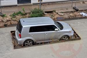 Lecția primită de un șofer din Polonia. Muncitorii i-au turnat beton în jurul mașinii, pentru că a refuzat să o mute de pe strada care trebuia asfaltată