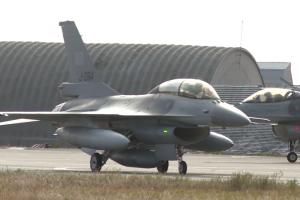 Primele 5 aeronave ale Centrului European de Instruire F-16 au aterizat la Feteşti. Centrul va asigura pregătirea piloţilor, inclusiv a ucrainenilor