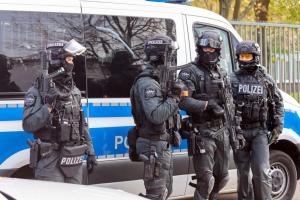 Elevii dintr-o şcoală din Germania, evacuaţi după ce doi tineri au intrat într-o sală de clasă cu o armă