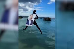 EXCLUSIV. Reacţia tinerilor din Tanzania care au sărit în apă cu portretul lui Iohannis. "România e o naţiune mare în lume"